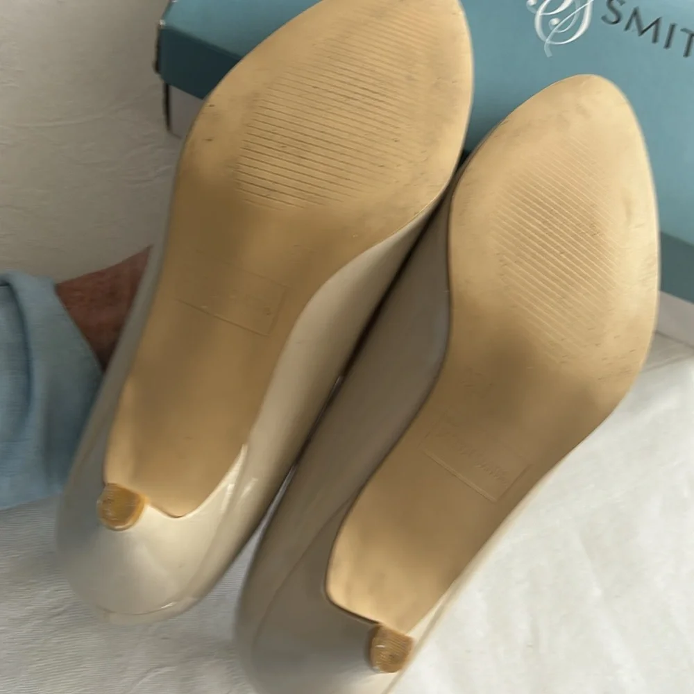 Jaclyn Smith Tabby Pumps Bone Patent Leather Sz 9.5